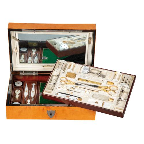 Magnífico costurero completo y elementos de escritura en estuche de madera de limoncillo con las iniciales 'P.O.S' y greca ornamental realizada en hematites facetados. Ppios S. XIX.