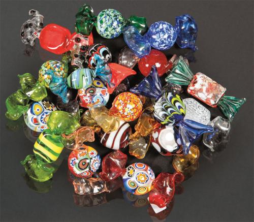 18 caremelos de cristal de Murano de distos colores y formas. Algunos con decoración de "molti fiori