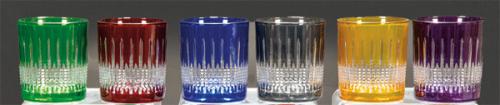 Juego de seis vasos bajos de cristal de Bohemia tallado de diversos colores.