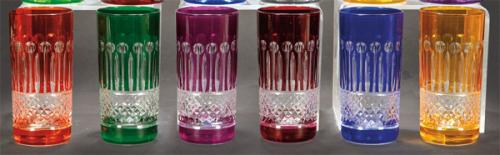 Juego de seis vasos altos de cristal tallado de varios colores de Klein para Baccarat, Francia.