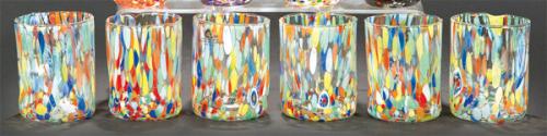 Juego de seis vasos de cristal de Murano soplados con fondo transparente y manchas de colores.