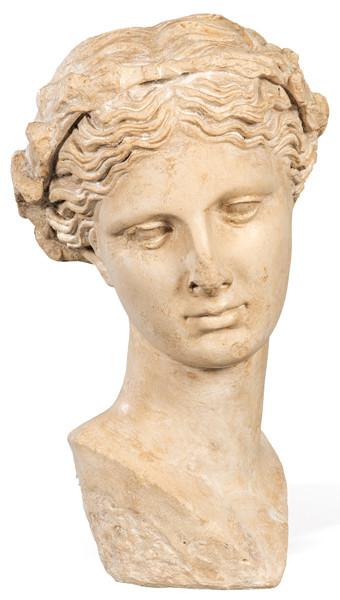 "Cabeza Femenina Clásica" en piedra caliza S. XX.