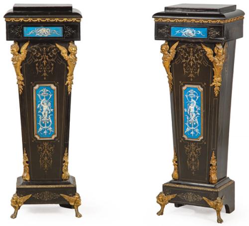 Pareja de peanas Napoleon III en madera ebonizada, bronce y esmalte, Francia h. 1860.