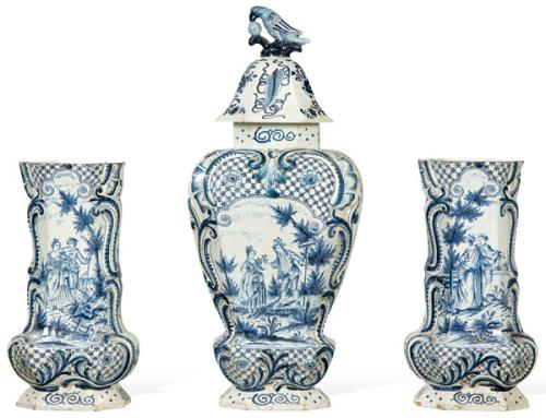 Tibor y pareja de jarrones de forma octogonal en cerámica esmaltada en azul y blanco de Delft, con escena galante en cartela. Con marca de W en la base