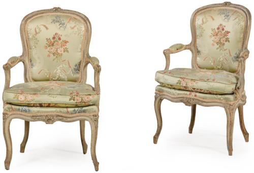 Pareja de butacas Luis XV en madera tallada y pintada, con tapicería de seda con motivos vegetales. Francia, mediados S. XVIII