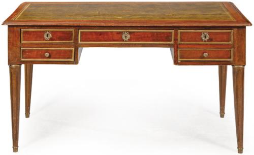 Mesa escritorio Luis XVI en madera de caoba, en la tapa, superficie para escribir en cuero verde gofrado y dorado. Con cajon central y dos cajones cortos a cada lado con escudos de cerradura en latón. Francia, principios S. XIX