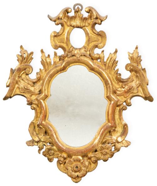 Marco de espejo barroco en madera tallada, recortada, calada y dorada, con decoración de rocallas, tornapuntas y elementos vegetales.