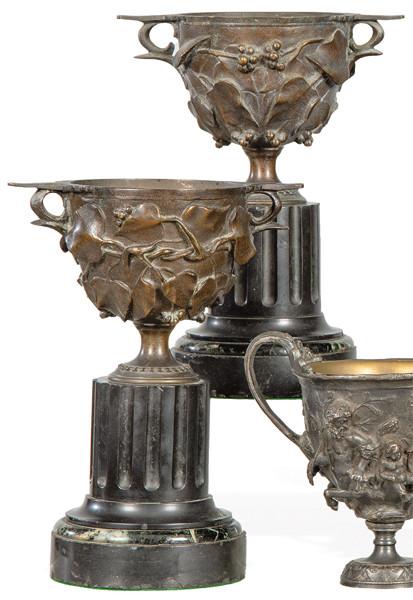 Pareja de copas de bronce patinado con dos asas de estilo clásico Napoleón III, Francia h. 1850.