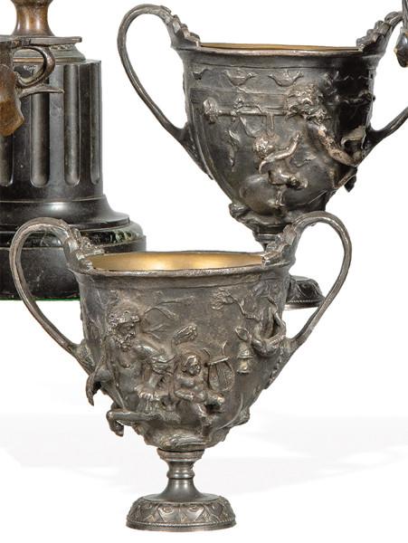 Pareja de copas de metal patinado con Centauromaquia en relieve, Grand Tour S. XIX.