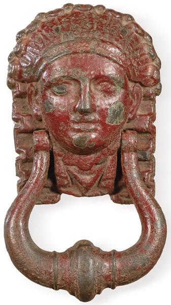 Aldaba de hierro colado con restos de policromía, Francia S. XIX.