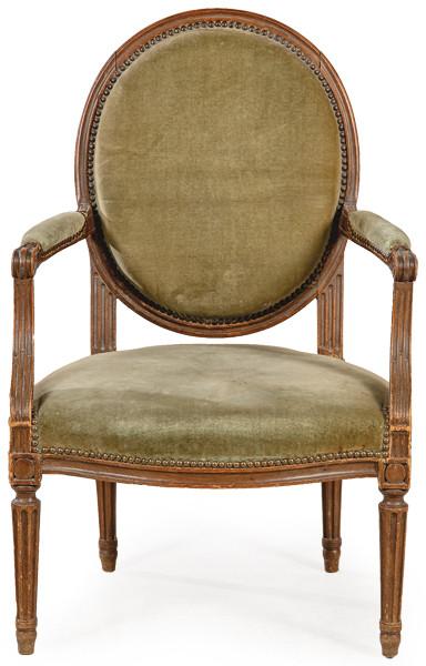 Butaca Luis XVI en madera de nogal tallada, con tapicería de terciopelo verde de época posterior. Francia, finales S. XIX
