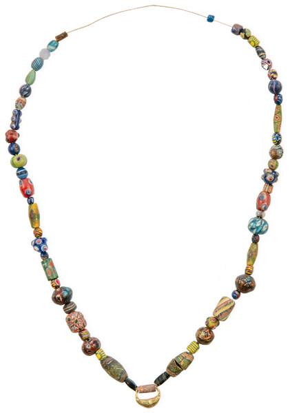 Collar con cuentas fenicias, romanas, islámicas en pasta de vidrio y un pendiente de oro añadido greco bactriano de época posterior SS Vi- III a.C.