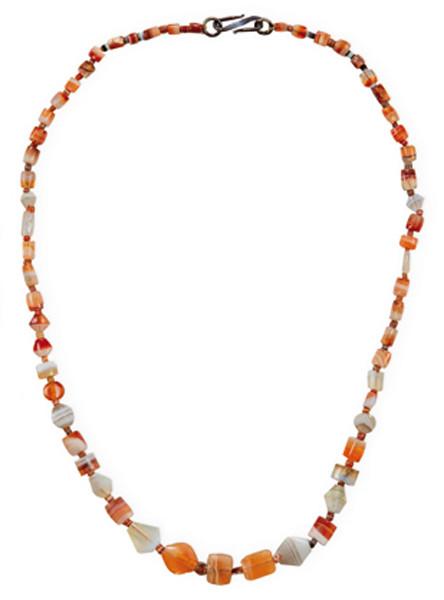 Collar greco bactriano de cornalina y ágata listada 300 a.C.-300 d.C.