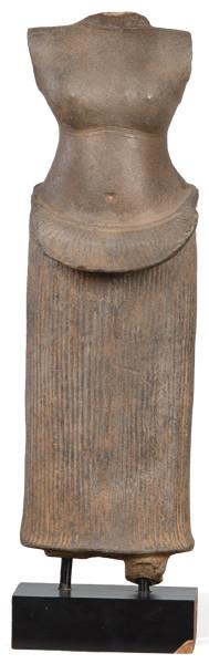 Torso femenino en piedra arenisca, arte Khmer Camboya estilo Angkor wat SS XIII-XV.