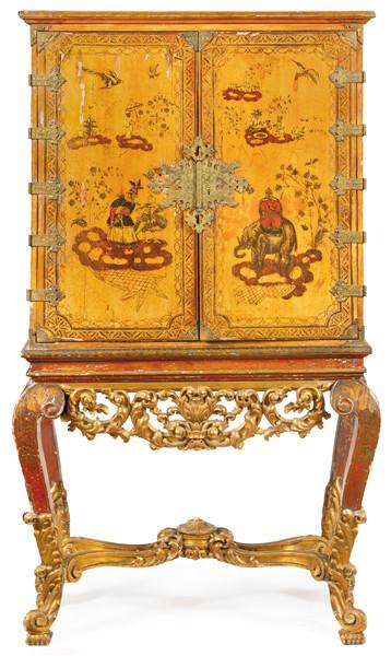 Cabinet on stand barroco en madera lacada y dorada