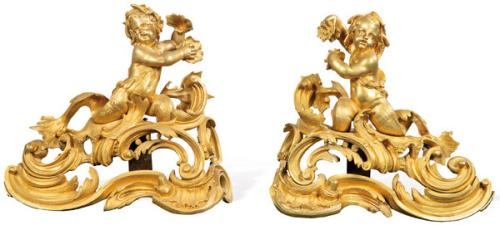 Guarnición de chimenea formada por morillos en bronce dorado con decoración de putti y rocalla.