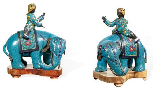 Pareja de esculturas chinas de elefantes con jinetes, principios de S. XX.