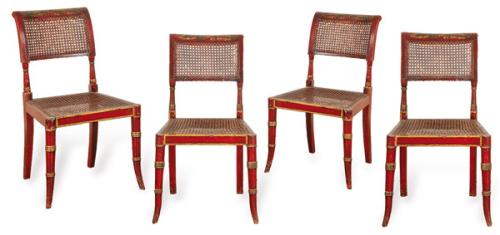 Conjunto de 4 sillas lacadas en rojo y dorado, con respaldo y asiento de rejilla.