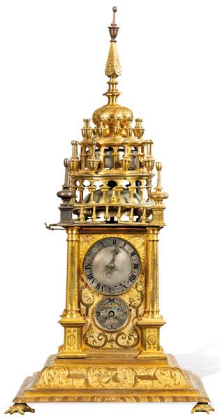 Reloj de mesa en metal dorado y cincelado, siglo XVII.