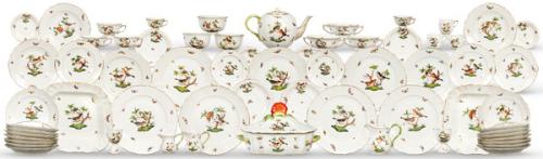 Vajilla de porcelana de Herend, modelo Rothschild. Con decoración de pájaros y mariposas.