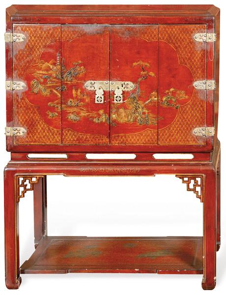 Cabinet chino sobre mesa en laca roja con decoración dorada, finales del siglo XIX