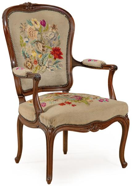 Silla estilo Luis XV en madera de caoba con tapicería de gross point.