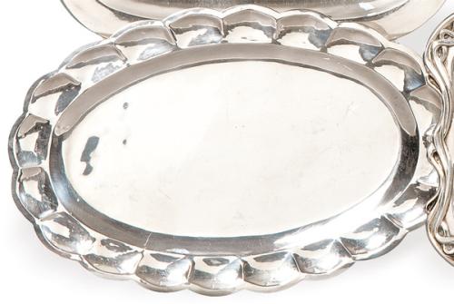Pequeña bandeja oval de borde ondulado, de plata mejicana punzonada Ley Sterling de Juventino López Reyes.