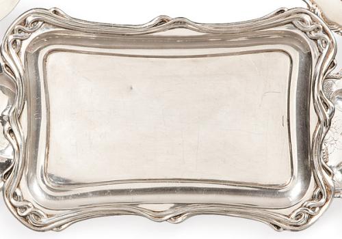 Bandeja rectangular modernista, de plata española con marca frustra h. 1900.