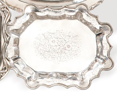 Pequeña bandeja mixtilínea de plata española punzonada 1ª Ley.