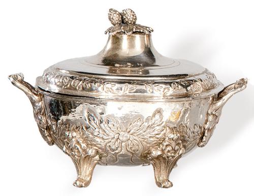 Pequeña legumbrera de plata inglesa punzonada Ley Sterling, de posiblemente Ebenezer Coker, Londres 1772.