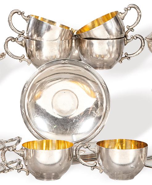 Juego de siete tazas con sus platos de plata española punzonada Ley 916 de Dionisio García pp. S. XX.