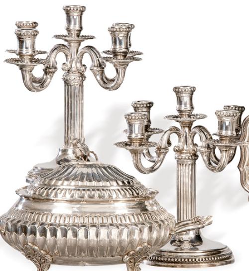 Pareja de candelabros de plata española punzonada 1ª Ley de Espuñes con marca comercial de Anitua.