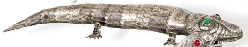 Cocodrilo articulado de plata con marcas no identificadas.