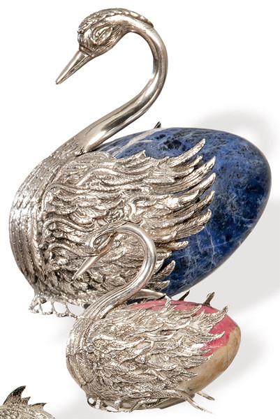 Dos cisnes de plata mejicana punzonada Ley 925 el de mayor tamaño con lapislázuli y el pequeño en rodocrosita.