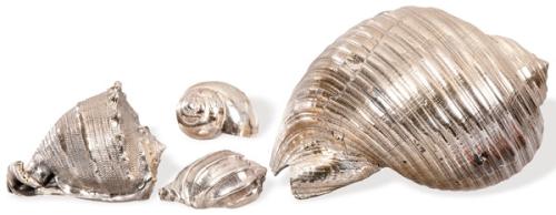 Cuatro conchas marinas recubiertas de plata de Buccellati.