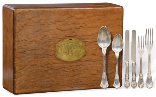 Cubertería de plata francesa punzonada Ley 950 con marca de orfebre PQ con bandera central, S. XIX.