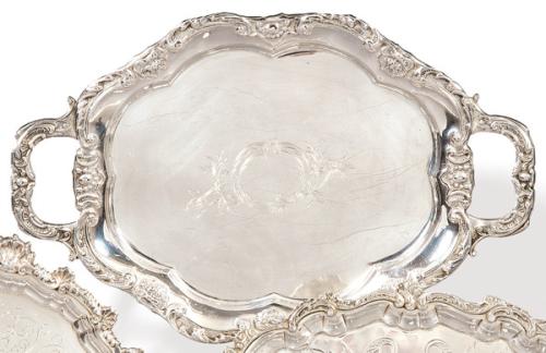 Pequeña bandeja de borde ondulado con asas de plata española punzonada 1ª Ley.