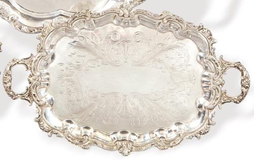 Bandeja oval con dos asas, de plata española punzonada 1ª Ley.