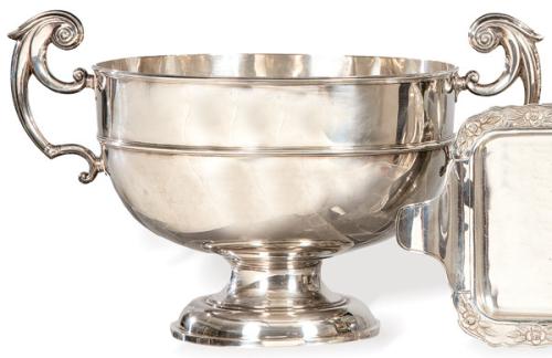 Gran centro de mesa semiesférico con asas, de plata inglesa punzonada Ley Sterling de The Goldsmiths & Silvermiths Company Ltd, Sheffield 1903.