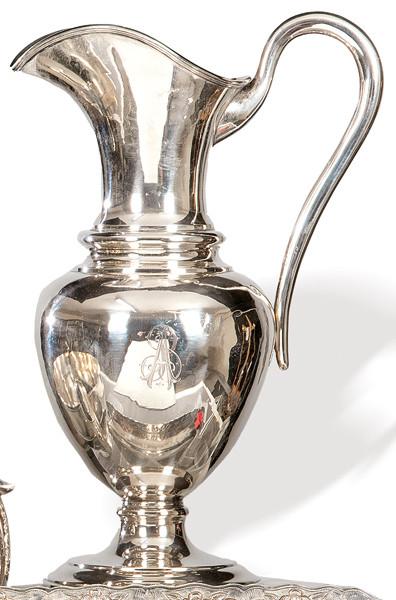 Jarra de plata española punzonada Ley 916 de Urralde pp. S. XX.