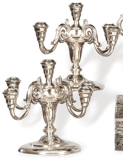 Pareja de candelabros de plata española punzonada 1ª Ley de Espuñes con marca comercial de Sanz.