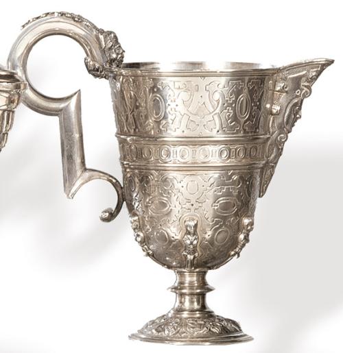 Jarra de pico de plata española punzonada 1ª Ley con marca comercial de Ocón.