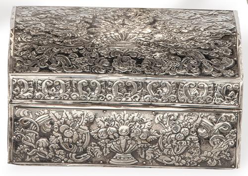 Caja de madera forrada en plata repujada y cincelada con motivos florales y vegetales.