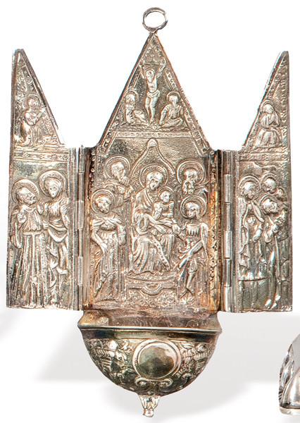 Pequeña pila de agua bendita con tríptico de plata española punzonada 1ª Ley de Pasgorcy.