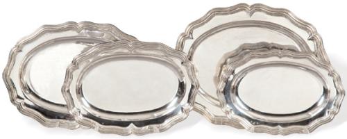 Juego de cuatro fuentes de servir de borde ondulado de plata española punzonada con marcas apócrifas.