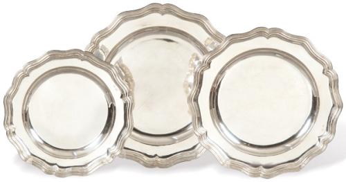 Tres bandejas de servir circulares de borde ondulado, de plata con marcas apócrifas.
