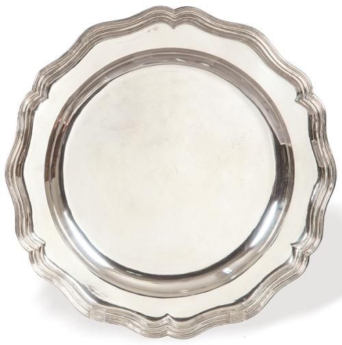 Gran bandeja circular de borde ondulado de plata española punzonada con marcas apócrifas.