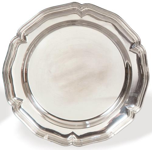 Fuente circular de borde ondulado, de plata española punzonada 1ª Ley de Dionísio García.