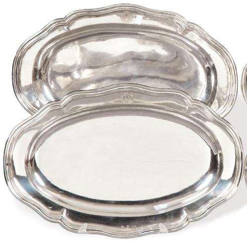 Pareja de bandejas ovales de servir de borde ondulado de plata española punzonada de Juan Esquerra Madrid Villa y Corte 1786.