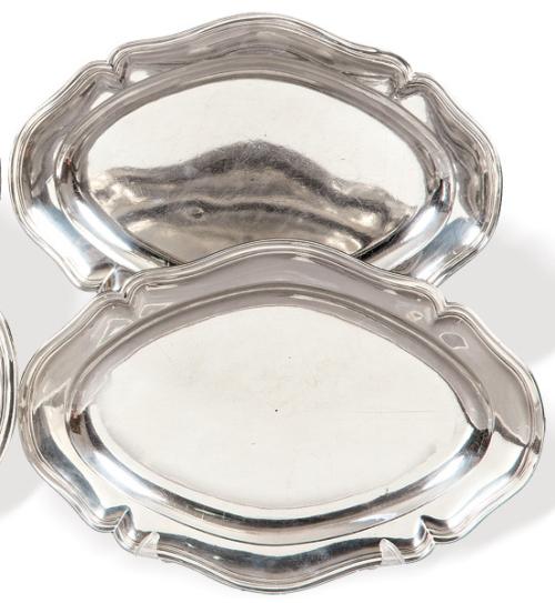 Pareja de grandes bandejas de servir balsonadas de borde onduladde plata española punzonada de R. Córdoba y Antonio Merino, Córdoba h. 1881-1913.